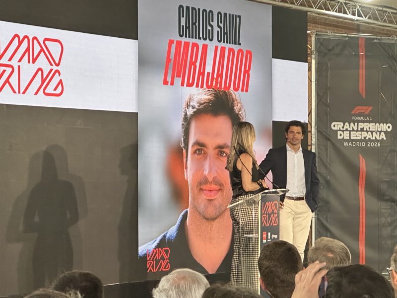 Carlos Sainz compara una carrera de excavadoras con la F1: “Esto lo veo todos los días”